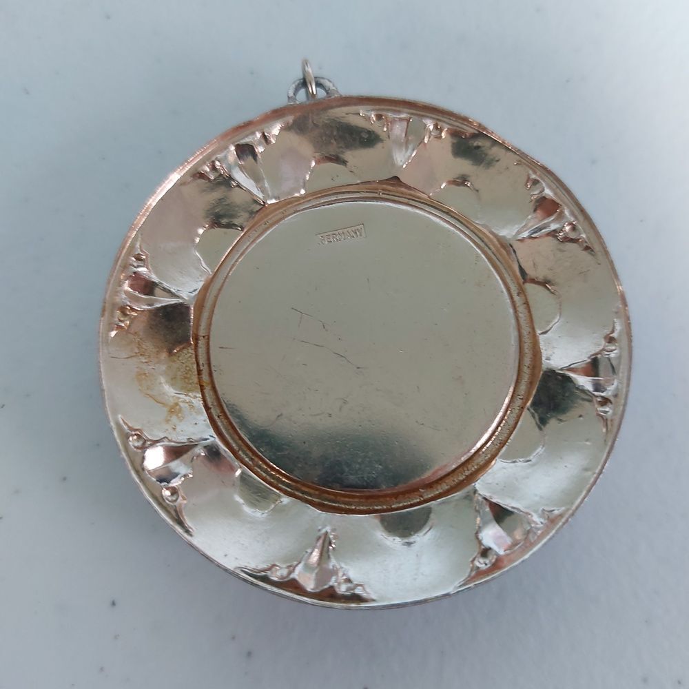 Vintage Signed Germany Large Round Pendant Scalloped Fan Shell Black Cabochon - Picture 3 of 5